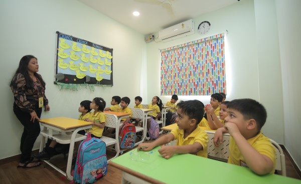 English speaking faculty teaching children at Crayons Montessori Play School Ranchi