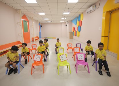 Kids learningphonetics pronunciation and Hindi Varnamala in a fun way at Crayons Montessori Play School Ranchi | Kanke Road | Day Care